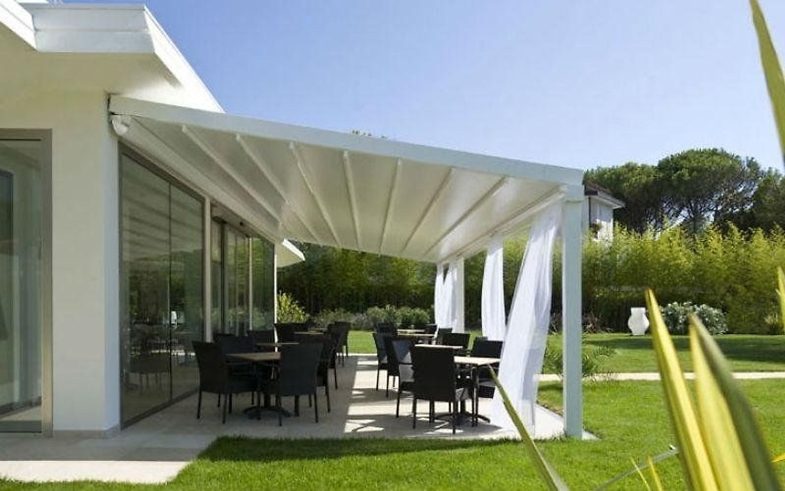 Tende da sole su misura realizzate dalla Tappezzeria Le Parisien a Roma