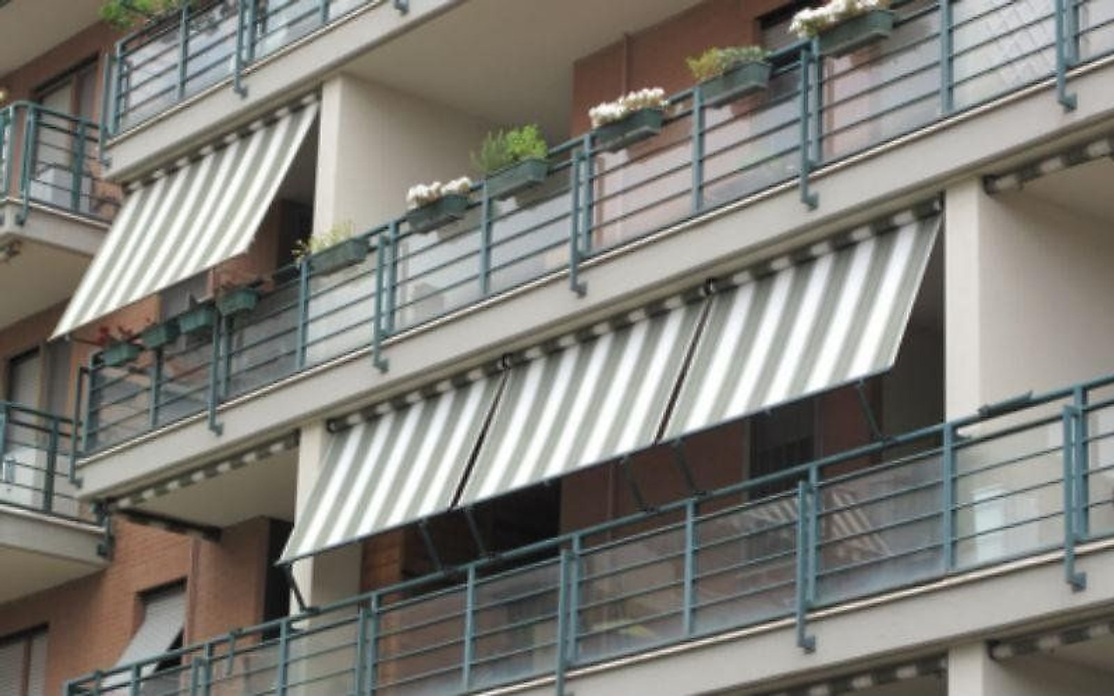 Tende da sole su misura realizzate dalla Tappezzeria Le Parisien a Roma