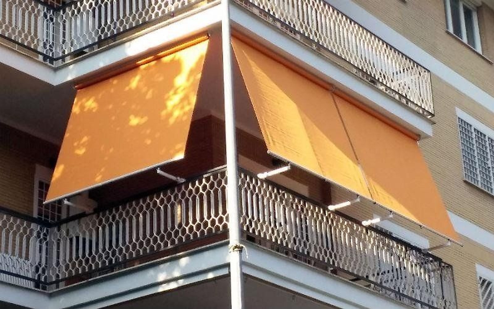 Tende da sole su misura realizzate dalla Tappezzeria Le Parisien a Roma